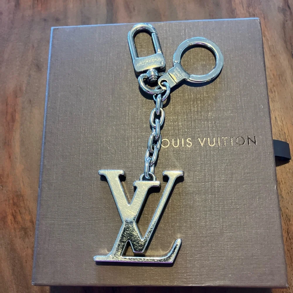 Louis Vuitton Metallic Silver LV Keychain - Picture 3 of 4